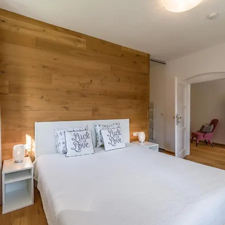 Grete, Apartment